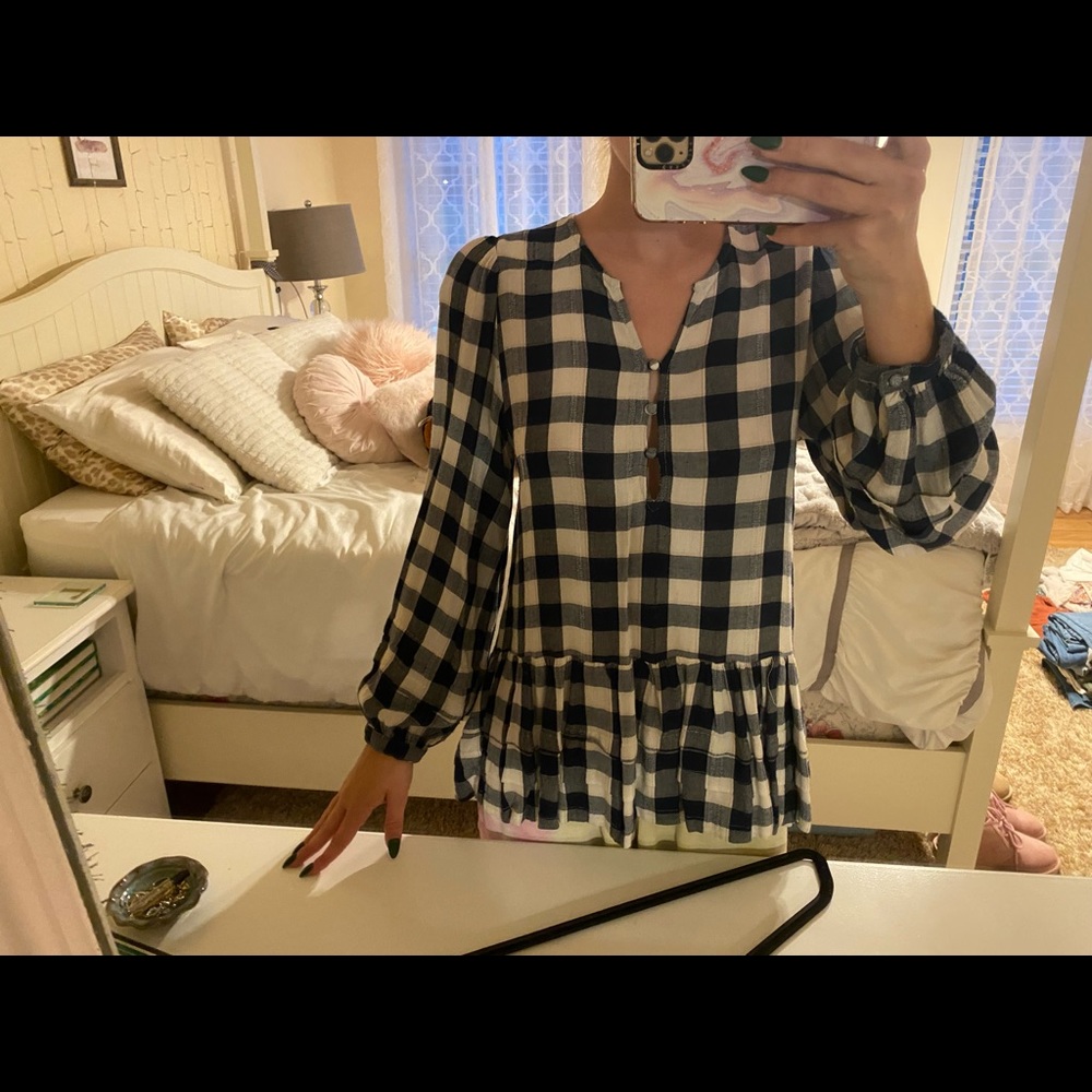 Black and white  flowy top!